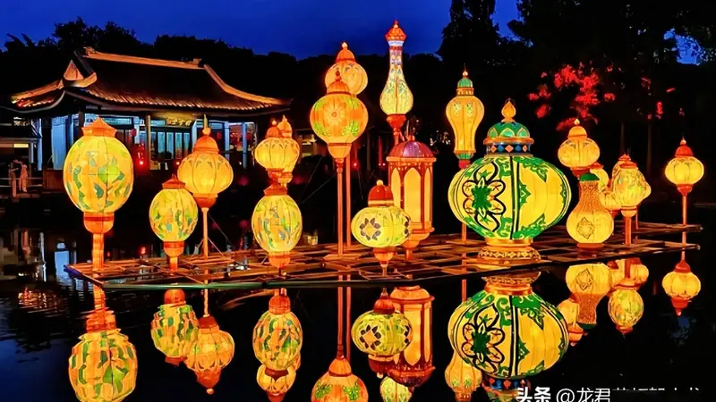 彩灯构筑夜游新图景，淄博一千零一夜借网红装置激活仿古建筑活力