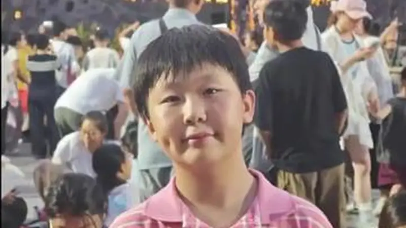 这时候就展现出“钞能力”重要性了，妈妈带儿子来洛阳体验古装，小孩哥不语只知道一味地喊：加钱，加钱！