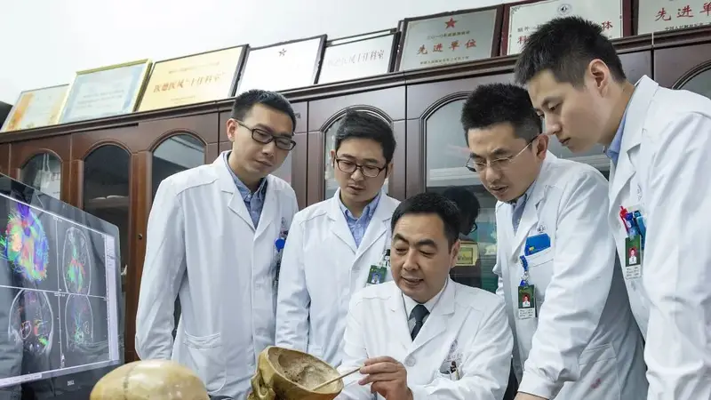 捧着颅骨标本做研究,这位军事医学专家曾荣立一等功!