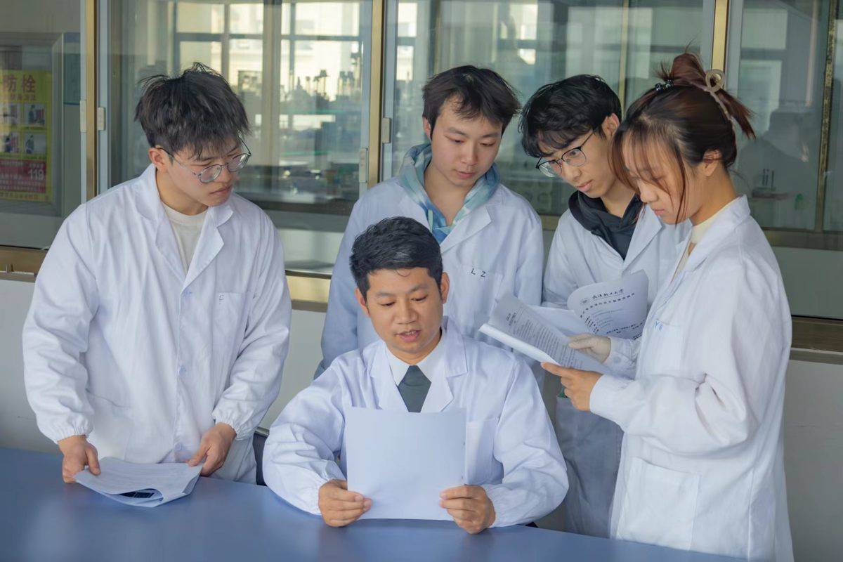 “这个专业容错率高!”武汉轻工大学食品专业凭“刚需”出圈,引考生家长现场深度考察