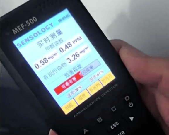 男子买问界M5两年一直闻到车内异味,门店两次检测甲醛超标,厂家赛力斯取样显示合格;重庆市监局回应:当年根本未抽检同批次车辆