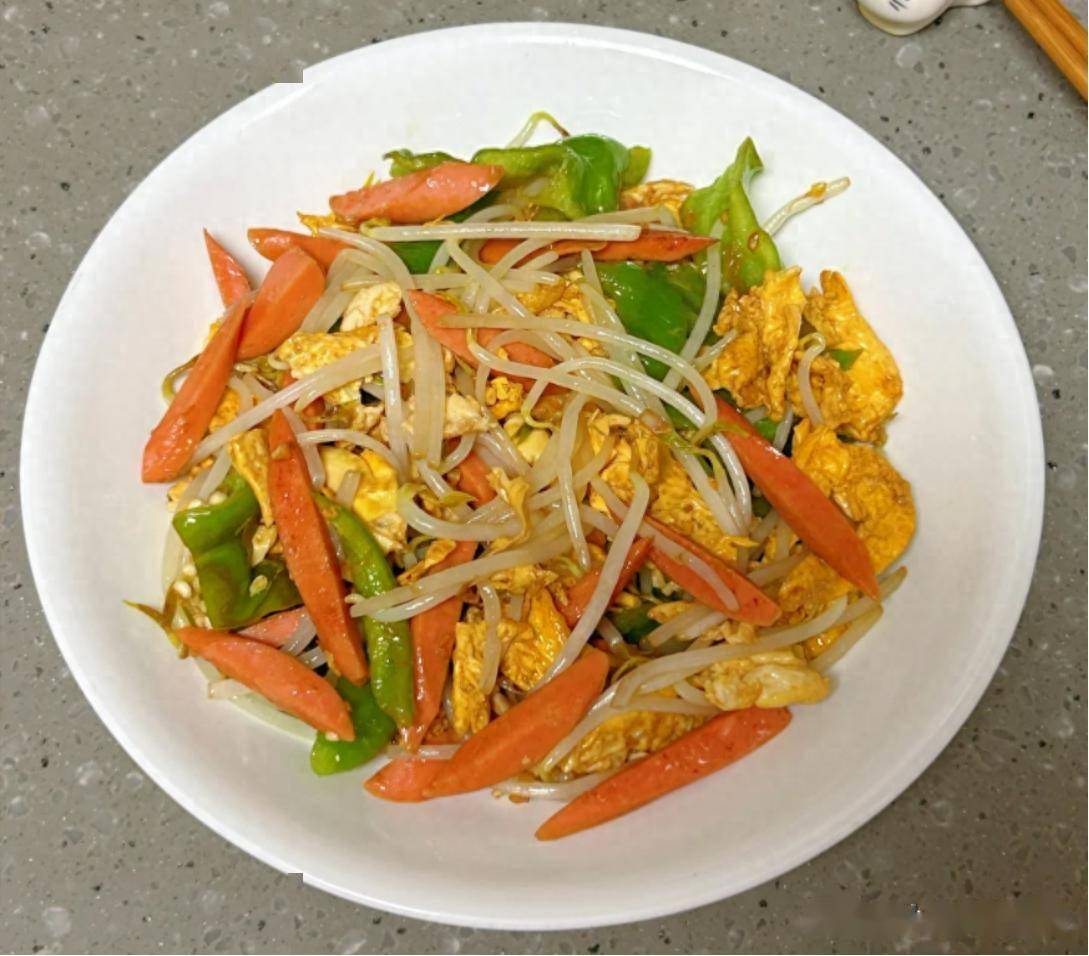 夏日清爽小炒——青椒火腿鸡蛋炒豆芽，5分钟出锅，比肉还香