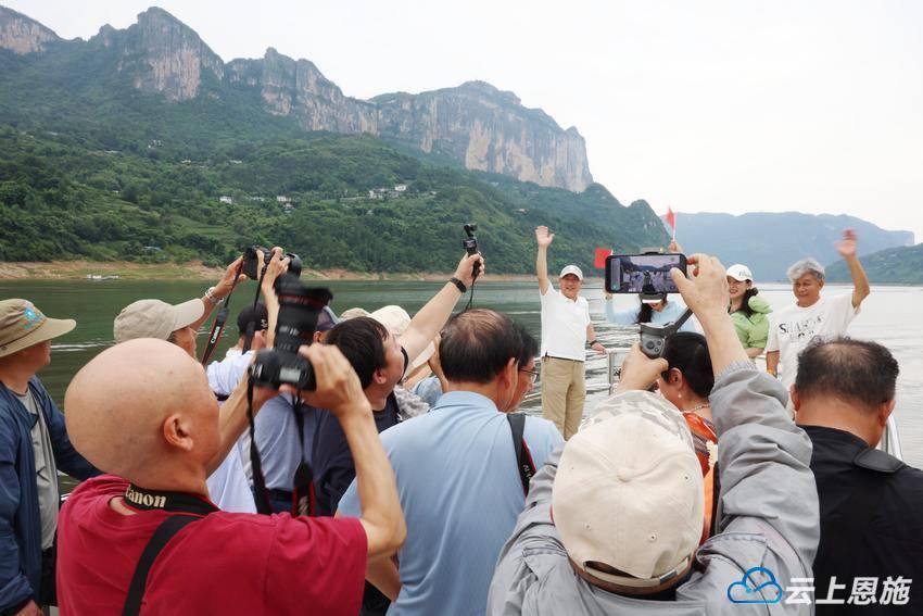建始：摄影家走进清江画谷 用镜头推介户外休闲新地标