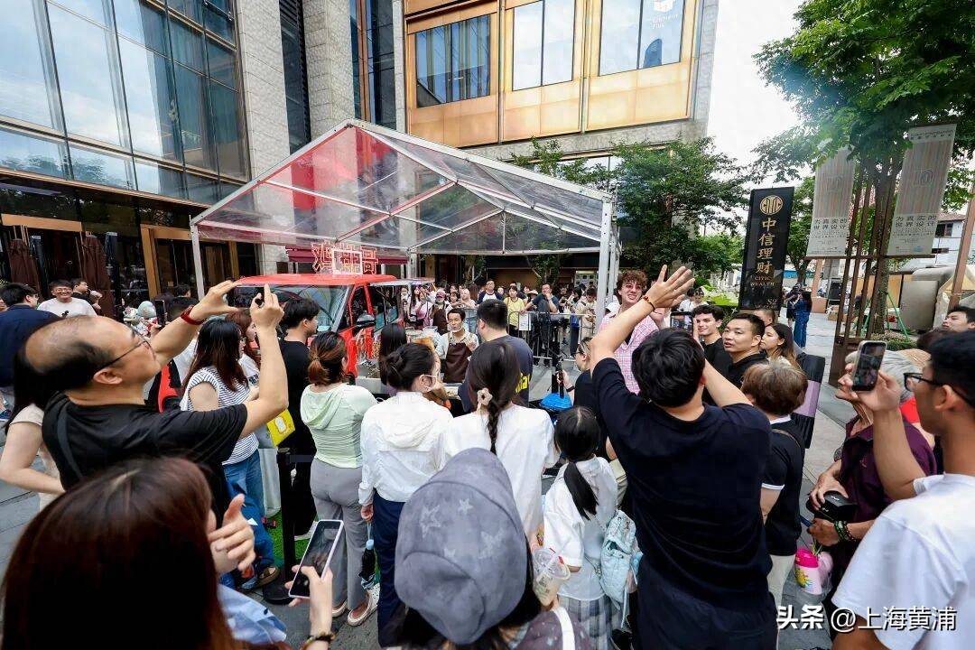 “鸡排哥”来外滩了！现场排起几十米长队！鸡排还是6元一份，更有限定款造型