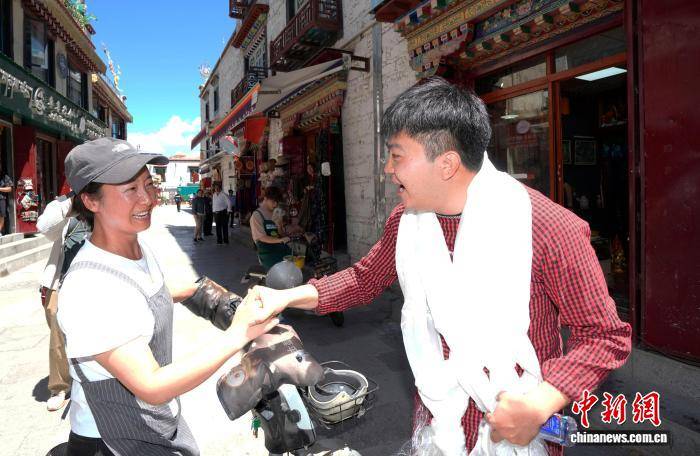 自媒体创作者“李要得”游览西藏八廓古城