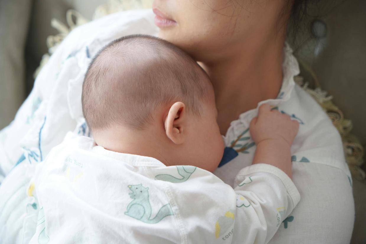 都说母乳是宝宝的“液态黄金”,好在哪里?新手妈妈如何开始? | 全国母乳喂养宣传日
