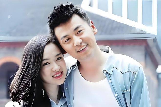 42岁雷佳音近况曝光!娶同学翟煦飞生下一女,如今婚姻幸福成宠妻狂魔