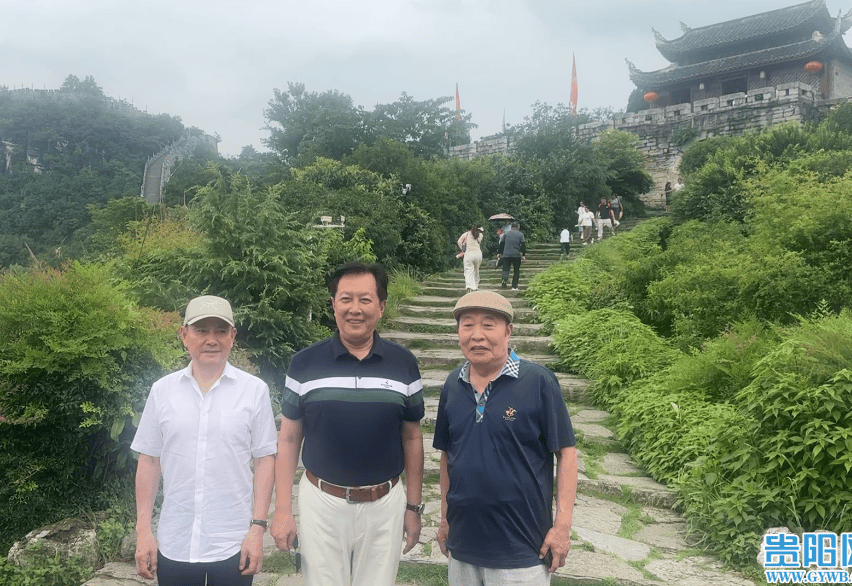 唐国强、王伍福、卢奇三位著名表演艺术家参观青岩古镇