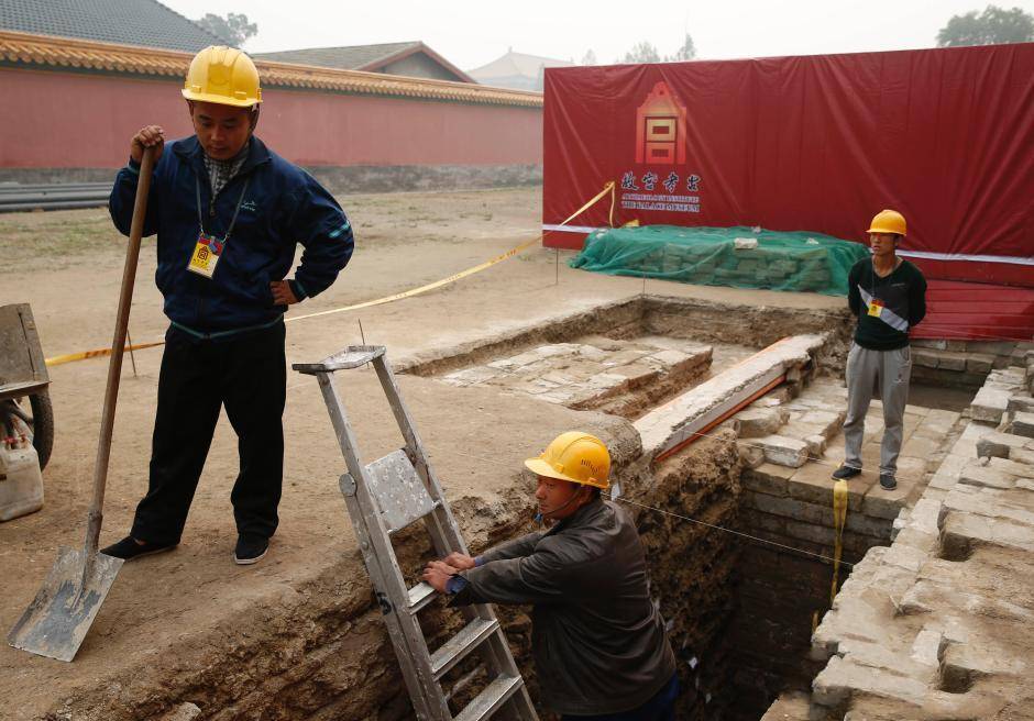 镜头下北京故宫发掘现场:挖出了大量文物,有个令专家激动的发现
