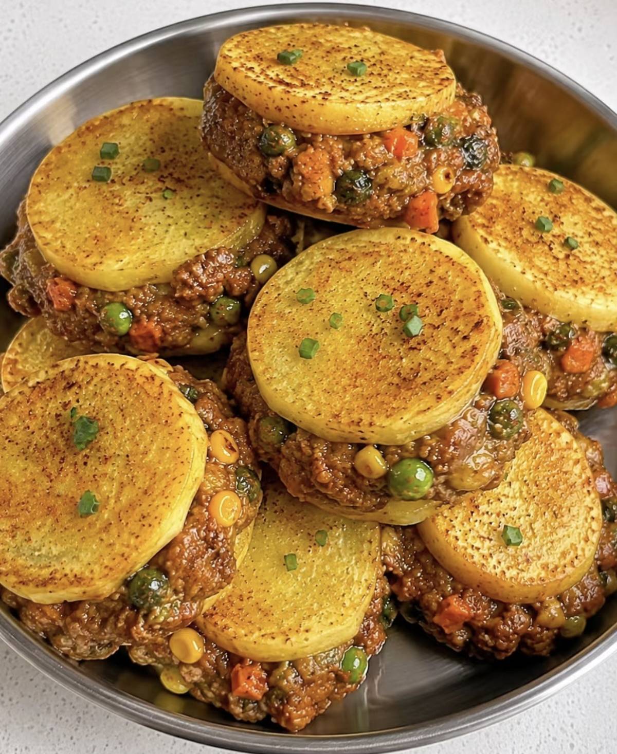 金黄酥脆的土豆肉盒,一口咬下满嘴鲜香