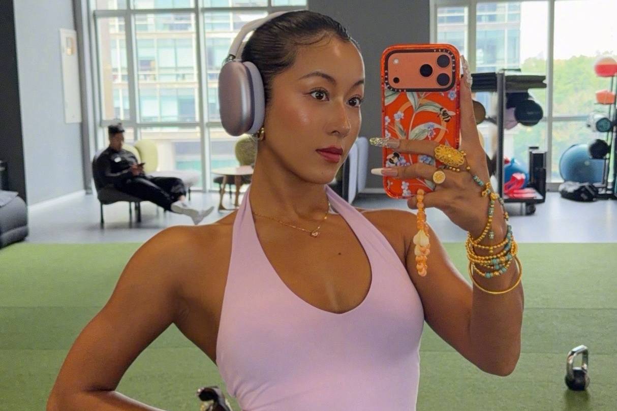 吉克隽逸穿白色美背配豹纹短裤 性感热辣大秀健康好身材