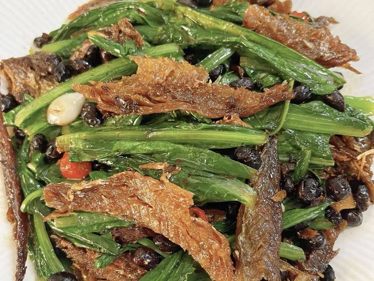 夏天怕热不想久待厨房，豆豉鱼炒油麦菜十分钟就能轻松上桌