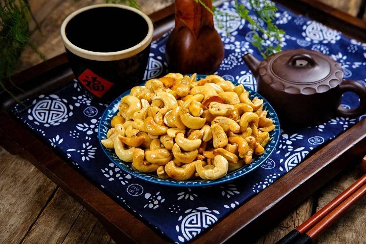 腰果与中国的百年情缘：从海外奇珍到国民零食