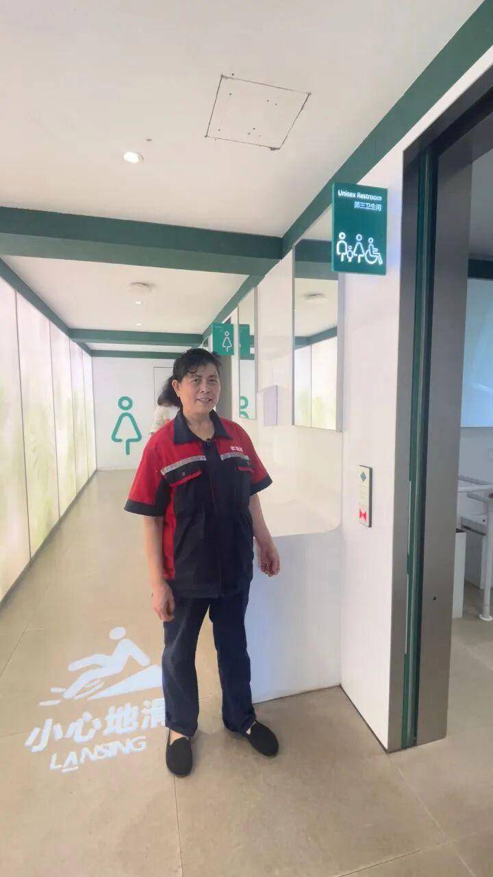 岳麓山保洁阿姨在厕所吃饭引热议，当事人回应