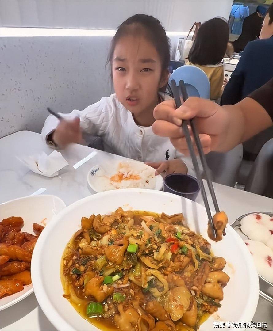 “这么小就一脸恶婆婆相”，家长晒俩孩子面相，难怪忍不住会偏心