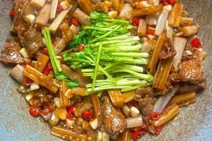 爱吃牛肉的朋友别划走呀,这道家常小炒藏着鲜酸开胃的好滋味