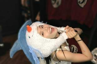 李兰迪戴雪人毛绒帽游玩自拍 可爱鲜活元气满满
