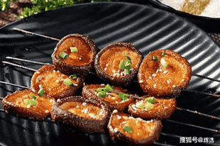 烧烤摊上的烤香菇，原来在家也能烤得这么香