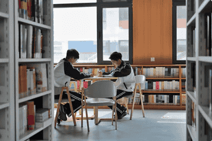 天天学习｜一方感恩碑 廿载育人心