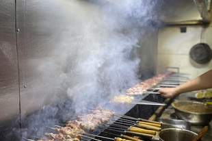 去淄博怎么挑选正宗烧烤美食