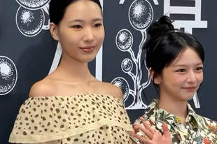 小S大女儿出席活动，Elly穿波点裙比同伴高半头，高级脸很耐看