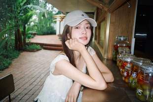 徐若晗穿白色蕾丝飞袖上衣 清甜软萌少女感十足