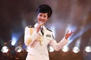 曾被央视力捧,名气超宋祖英,被绿后闪婚小鲜肉,现住农村很平凡