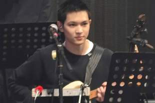 张智霖儿子担任演唱会吉他手 魔童颜值超高酷似袁咏仪