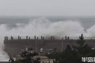 温馨提示：风大浪高，切勿近海游玩！