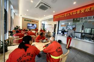 杭州一乡镇食堂给老年环卫工提供“1元午餐”:荤素三个菜还配点心,多方给予补贴