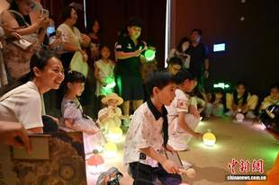 广州艺术博物院限定夜场“敦煌奇妙夜”吸引游客打卡