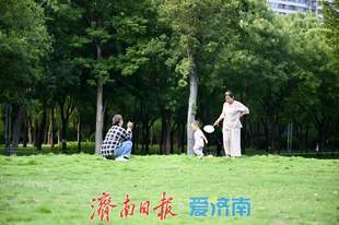 济南森林公园绿地草坪变身避暑胜地，市民林间纳凉乐享夏日慢时光