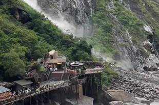云南香格里拉虎跳峡景区附近山体落石?景区:系无人区、运营正常