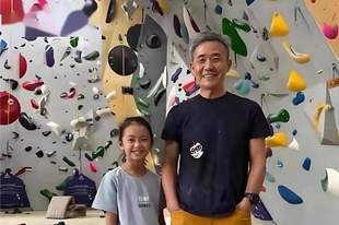 8月4日75岁王石女儿近照曝光，小姑娘笑容灿烂，眼睛弯弯，照片全网疯传，评论区却炸了：他给女儿留的7000万豪宅，或许只是冰山一角