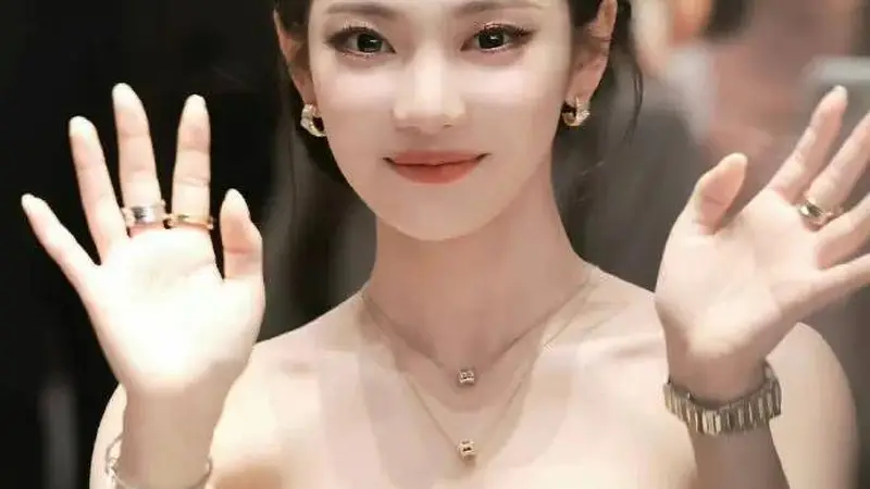 宁艺卓穿黑丝绒抹胸长裙超美!雪肤玉貌性感撩人