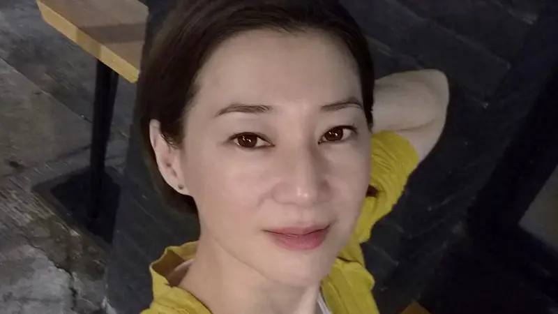 49岁港姐清空与丈夫合照，婚姻状况疑生变，二婚嫁入豪门隐忍多年
