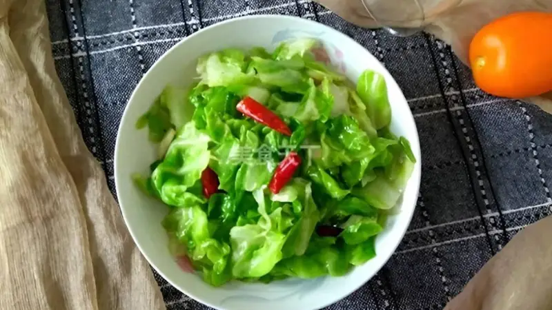 一道家常素菜，大火一炒，清脆爽口又开胃，五分钟就能上桌