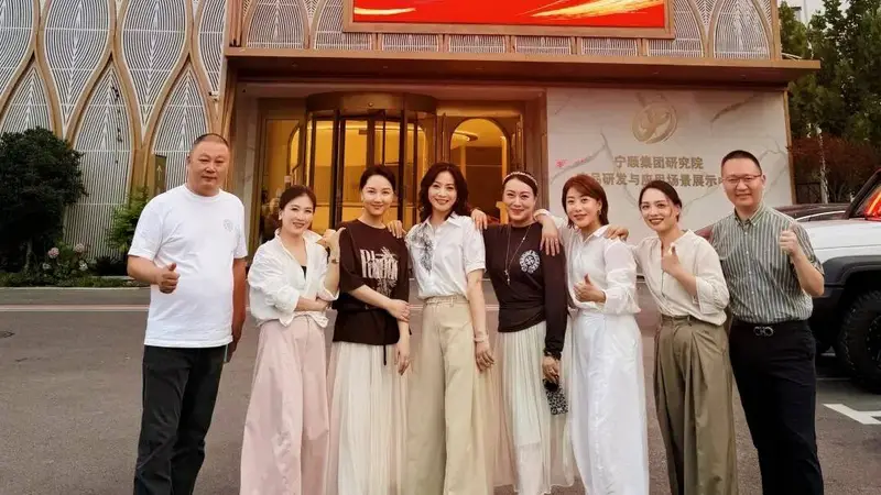 北市楼成大众点评六合区淮扬菜口味榜第一名,丽籽闺蜜圈邹丽携南京女性创业者打卡