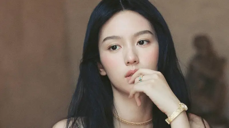 周也穿鎏金色蕾丝吊带裙 慵懒松弛尽显柔媚气韵