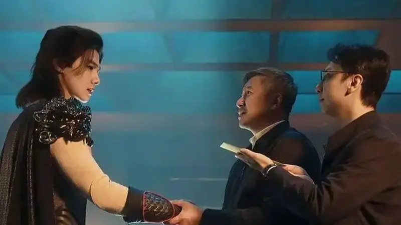 恶搞超级英雄,荒唐又大胆!白敬亭魏翔主演喜剧《特立独行》,不算高级但值得记一笔