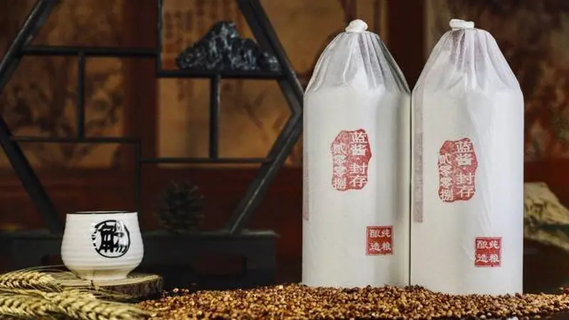 家里翻出十年前的白酒,还能不能喝?先看瓶子上有没有这行字