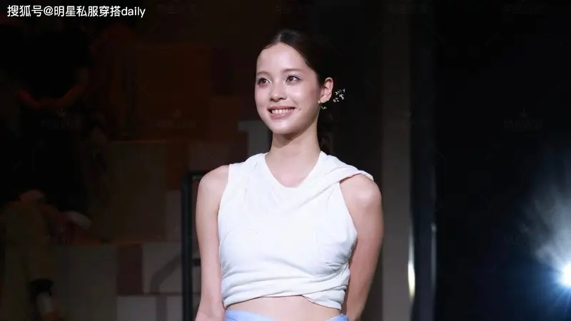 欧阳娜娜美到封神！白色短上衣搭蓝色不规则长裙，少女运动风绝了