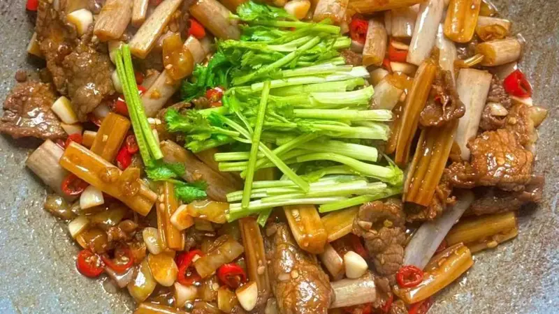 爱吃牛肉的朋友别划走呀,这道家常小炒藏着鲜酸开胃的好滋味