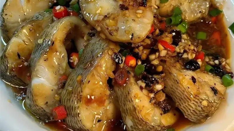 蒜香豆豉蒸豉蒸鲈鱼:豉香钻进每一丝鱼肉,嫩到筷子夹不住!