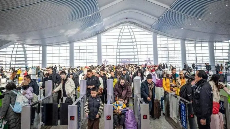 74地区免签,唯独中国加价!赴日游客暴跌60%,日百货大面积亏损