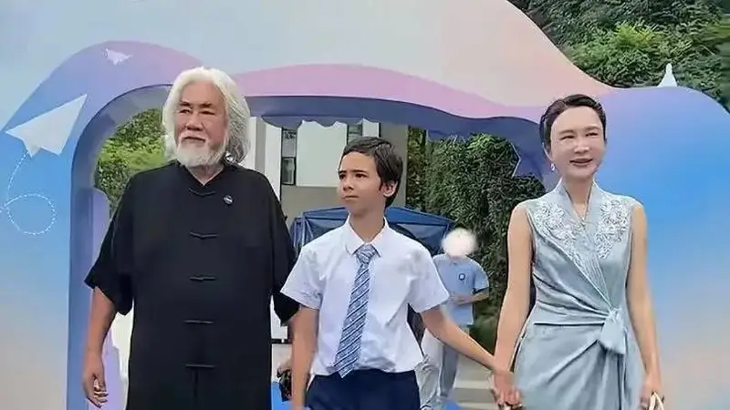 张纪中夫妇参加儿子毕业典礼,杜星霖穿新中式裙拎4W包包,好贵气