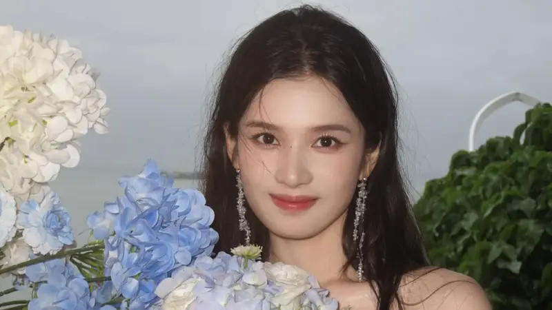 张婧仪晒新剧花絮照 手捧绣球笑容甜美