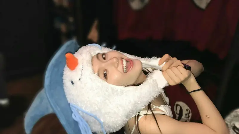 李兰迪戴雪人毛绒帽游玩自拍 可爱鲜活元气满满