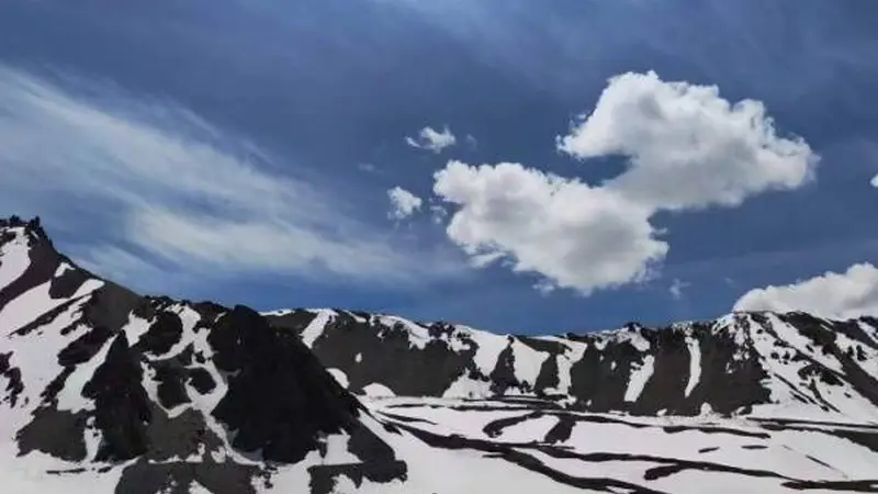 从天山雪峰到那拉提草原,伊犁河谷四季深度游完整攻略:地道牧歌花海与美食交通全指南