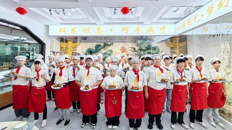 郑州北方职业学校烹饪学子实操慢炖酱香大骨,真功夫“熬”出舌尖硬菜!